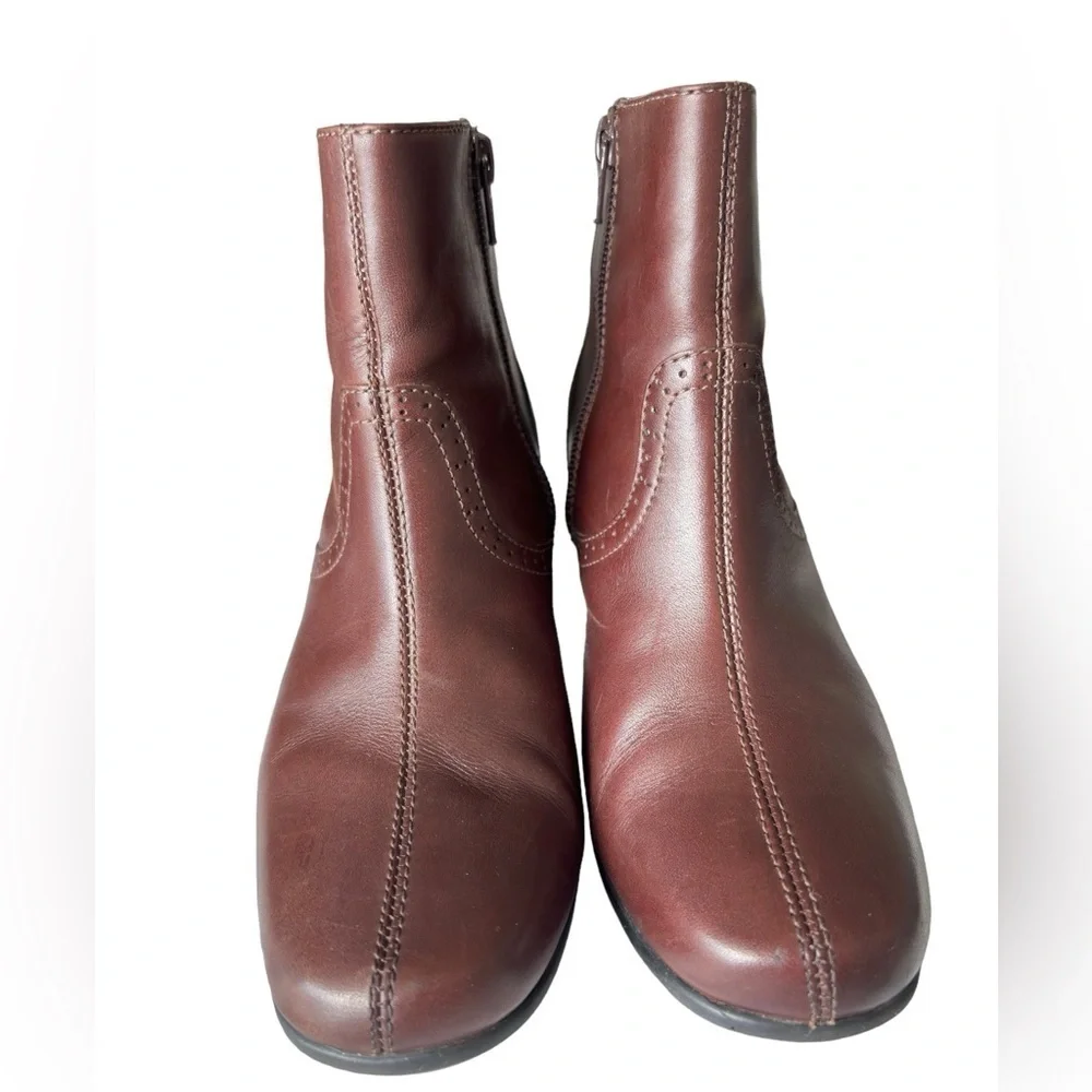 Clarks block heel ankle boots Booties Brown side zipper size 5 comfort Boot